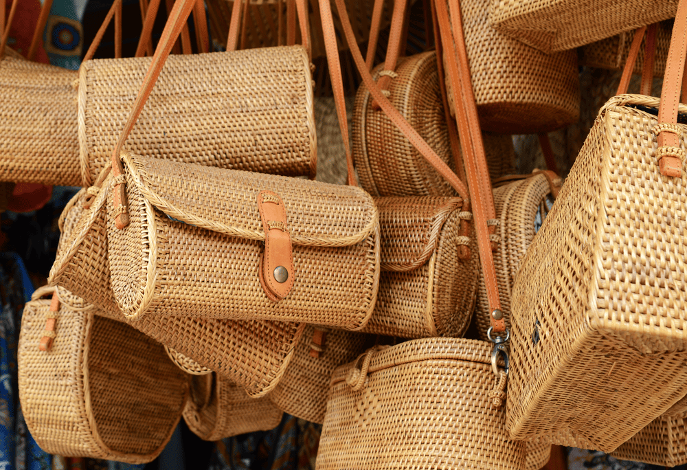 Sedge and rattan crafts reflect the rustic charm and refined artistry of Central Vietnam’s traditional handicrafts (Source: Canva)